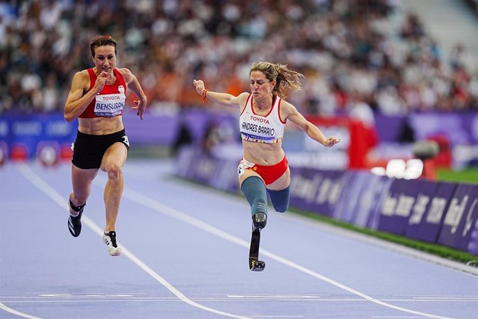 Sara Andrés durante los 100 m T64 de Paris 2024