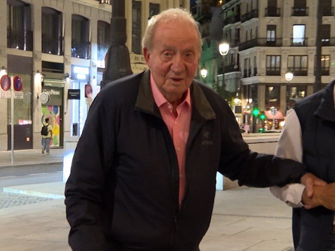 Don Juan Carlos llega al hotel en el que se hospeda durante su estancia en Madrid.