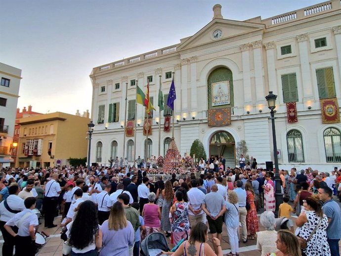 Decenas de vecinos de El Puerto y visitantes se han dado cita para la solemne recepción y traslado extraordinario de la imagen de Nuestra Señora de los Milagros, patrona de la localidad gaditana.