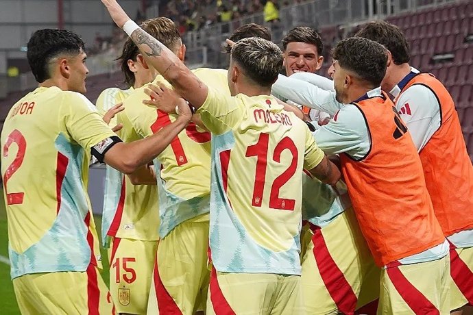 Los futbolistas de la selección española masculina sub-21 celebran un gol.