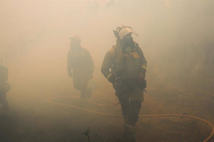 Agentes del equipo de Bomberos de Galicia trabajan durante un incendio en Crecente.