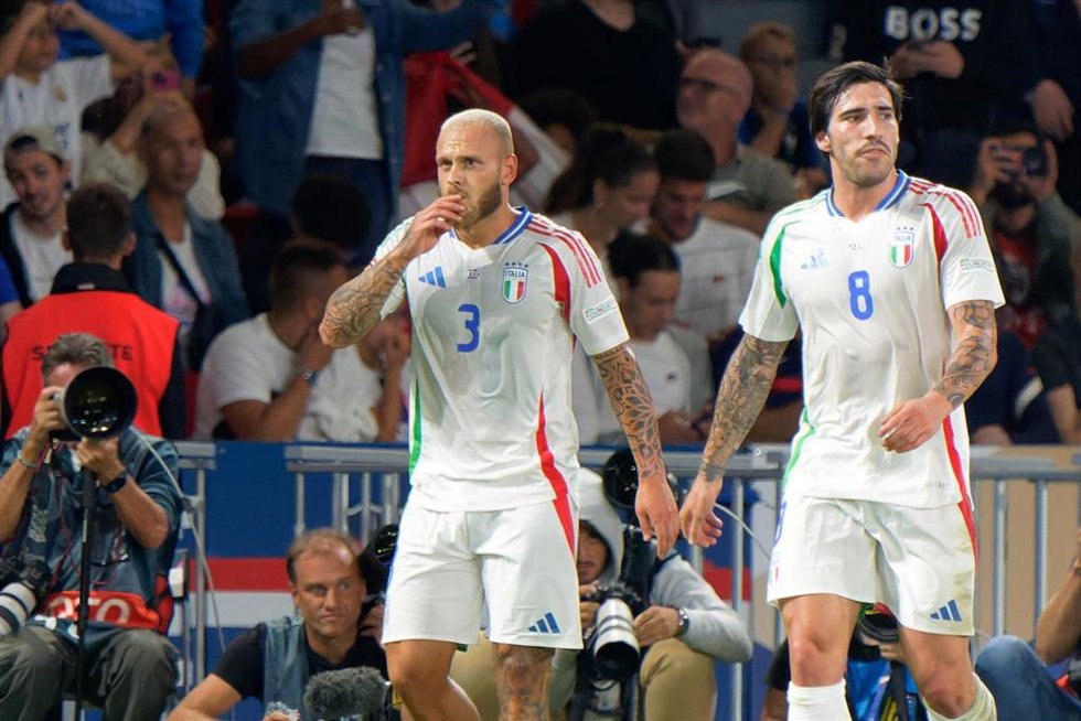 06 September 2024, France, Paris: Italy's Federico Dimarco (L) celebrates scoring his side's first goal during the UEFA Nations League, League A Group 2 soccer match between France and Italy at Parc des Princes Stadium. Photo: Emmanuele Mastrodonato/IPA