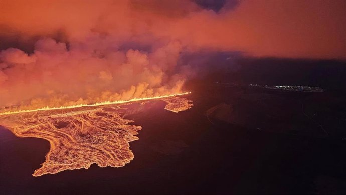 Imagen de archivo de una erupción volcánica en la península de Reykjanes, cerca de Grindavik, en el suroeste de Islandia.