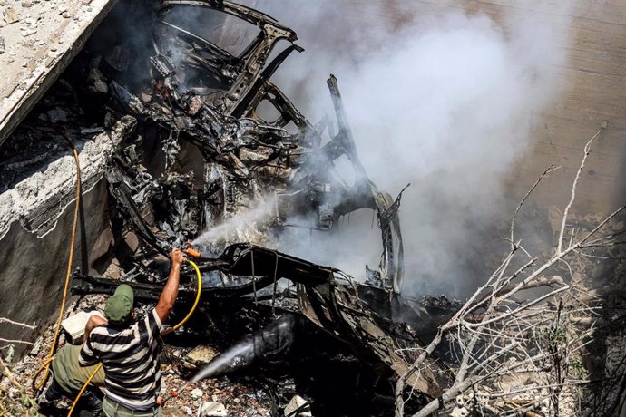 Un ciudadano intenta apagar el fuego en una casa alcanzada por un ataque israelí con drones en una localidad del sur de Líbano