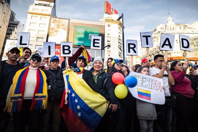 Archivo - Manifestantes con banderas venezolanas en una protesta contra el presidente, Nicolás Maduro, en Buenos Aires, Argentina