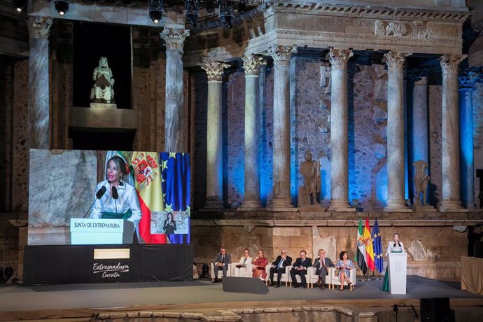 Archivo - Momento de la entrega de las Medallas de Extremadura 2023