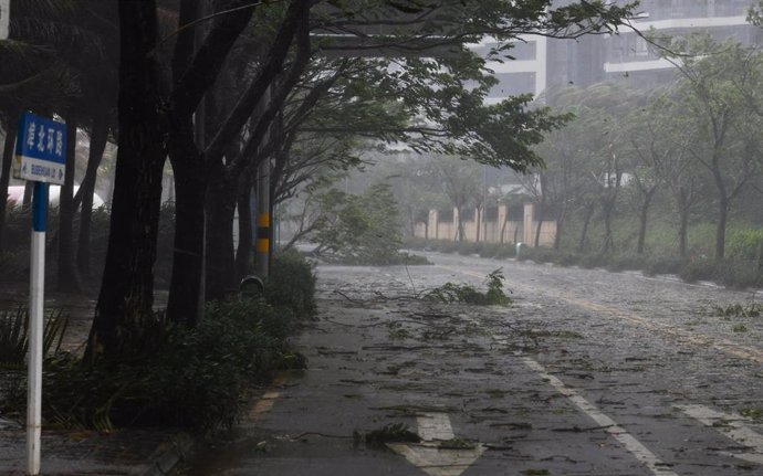 Una calle en la ciudad de Haikou, en la provincia de Hainan, situada en el sur de China, durante el paso del supertifón 'Yagi'