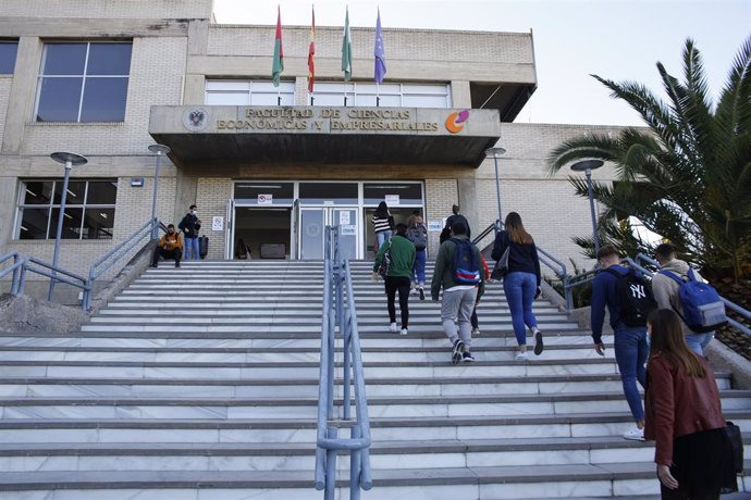 Archivo - Imagen de archivo de estudiantes entrando en la Facultad de Económicas de Granada.