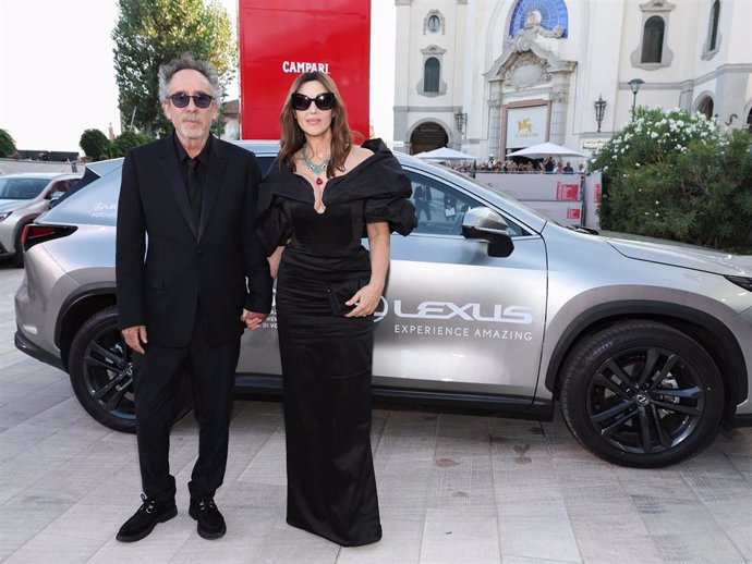 La actriz Monica Bellucci y el director de cine Tim Burton posan en la alfombra roja durante la 81ª edición del Festival Internacional de Cine de Venecia