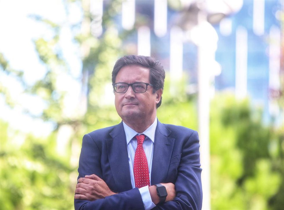 El ministro para la Transformación Digital y de la Función Pública, Óscar López, recibe su cartera de manos del ministro saliente, José Luis Escrivá, en la sede del Ministerio, a 6 de septiembre de 2024, en Madrid (España). Óscar López fue secretario ge