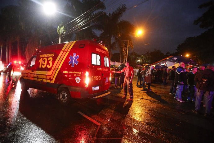 Una ambulancia cerca del lugar del siniestro aéreo en Vinhedo, en el estado de Sao Paulo, Brasil, donde un avión se estrelló en agosto de 2024 con 62 personas a bordo (archivo)