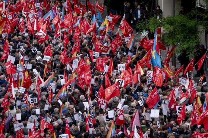 Archivo - Cientos de personas durante una concentración en la calle de Ferraz en apoyo al presidente del Gobierno, Pedro Sánchez, en la sede del PSOE, a 27 de abril de 2024, en Madrid (España).