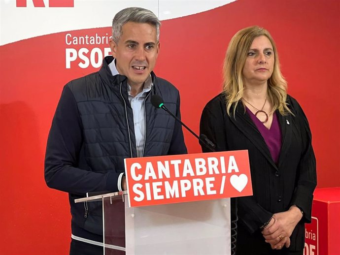 Archivo - El secretario general del PSC-PSOE, Pablo Zuloaga, y la secretaria de Organización, Noelia Cobo