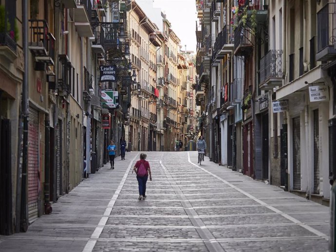 Archivo - Una persona camina por el Casco Antiguo de Pamplona.