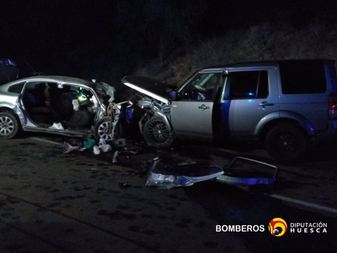 Los dos vehiculos implicados en el choque frontal en la N-II