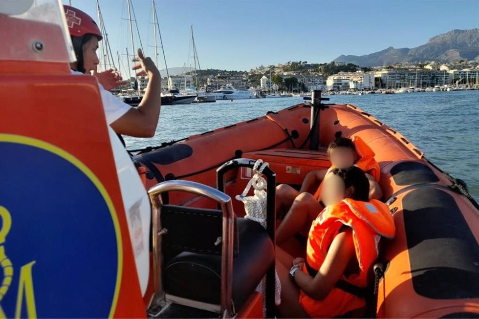 Rescatan a dos menores atrapados en una cueva en una cala en l'Alfs tras sorprenderles una marejada