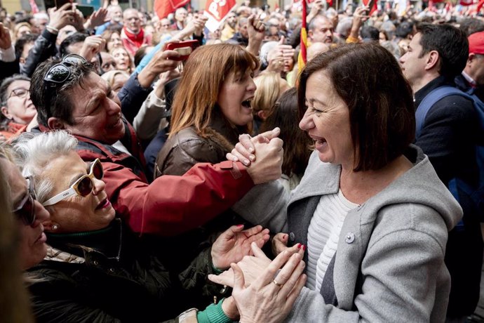 Archivo - La presidenta del Congreso, Francina Armengol (d), durante una concentración en la calle de Ferraz en apoyo al presidente del Gobierno, Pedro Sánchez, en la sede del PSOE, a 27 de abril de 2024, en Madrid (España).