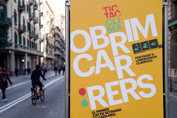 Archivo - Arxiu - Rètol del programa 'Obrim carrers'