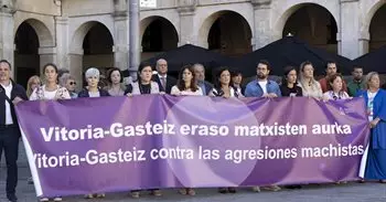 Vitoria-Gasteiz se concentra contra "la horrorosa realidad" de la violencia machista