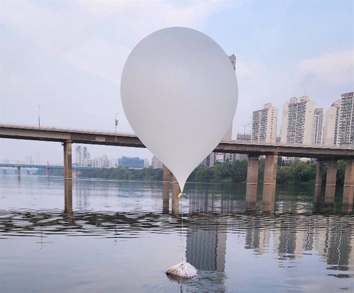 Archivo - Un globo con basura enviado por Corea del Norte sobrevuela el río Han, en Seúl, la capital de Corea del Sur (archivo)