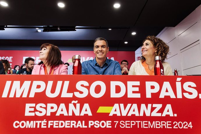 (I-D) La presidenta del PSOE, Cristina Narbona, el president del Govern i Secretari General del PSOE, Pedro Sánchez i la sotssecretària general del PSOE, vice-presidenta primera del Govern i ministra d'Hisenda, María Jesús Montero