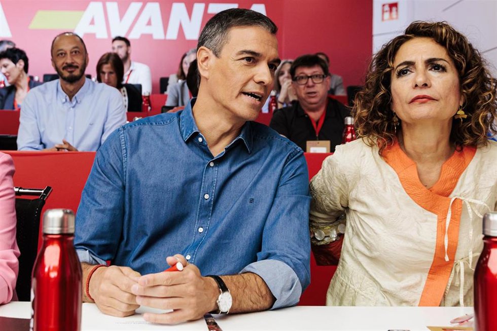 El secretario general del PSOE y presidente del Gobierno, Pedro Sánchez, y la vicesecretaria general del PSOE, vicepresidenta primera del Gobierno y ministra de Hacienda, María Jesús Montero, durante la reunión del Comité Federal del PSOE, en la sede fe
