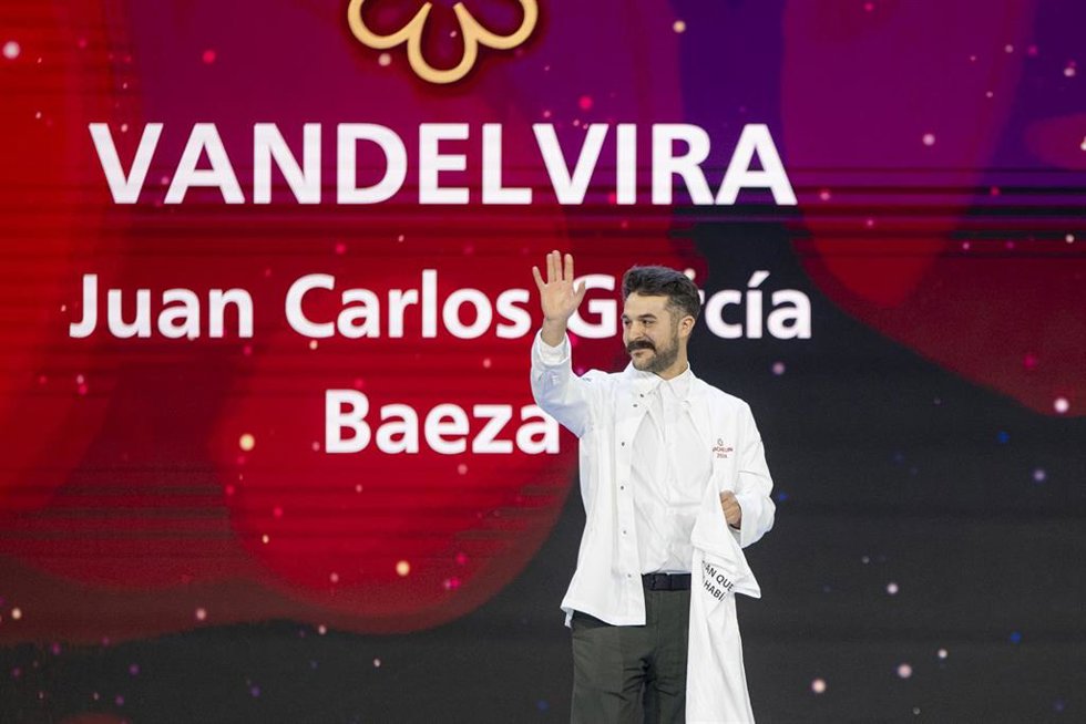 Archivo - El cocinero Juan Carlos García, del restaurante Vandelvira (en El Baeza, Jaén), recoge su primera estrella Michelin (1 estrella) en la Guía Michelin 2024, en la Gala Michelin celebrada en el CCIB de Fira de Barcelona en Barcelona (Catalunya, E