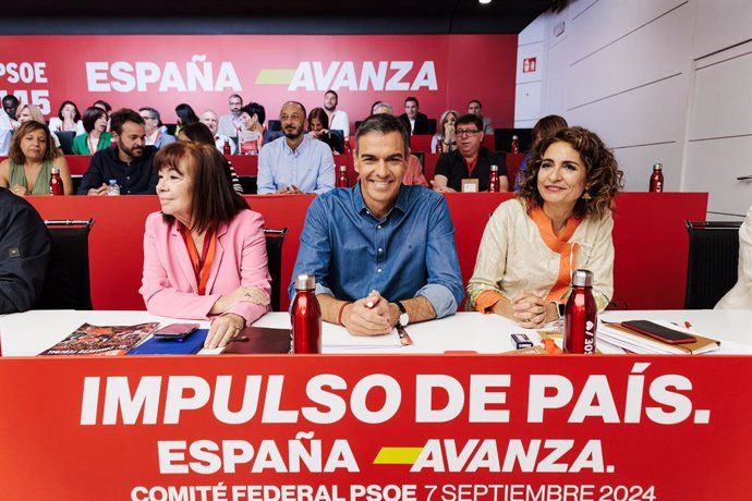 (I-D) La presidenta del PSOE, Cristina Narbona, el president del Govern central i Secretari General del PSOE, Pedro Sánchez i la sotssecretària general del PSOE, vicepresidenta primera del Govern i ministra d'Hisenda, María Jesús Montero