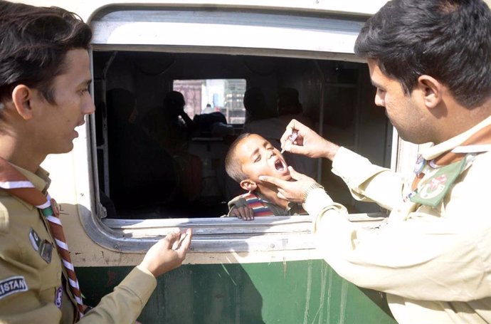 Archivo - Campaña de vacunación contra la poliomielitis en Hyderabad, Pakistán (archivo)