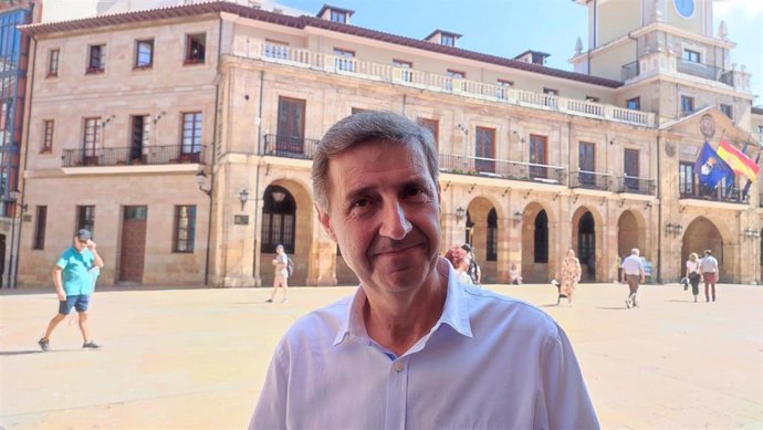 Archivo - El portavoz del Grupo Municipal Socialista en el Ayuntamiento de Oviedo, Carlos Fernández Llaneza.