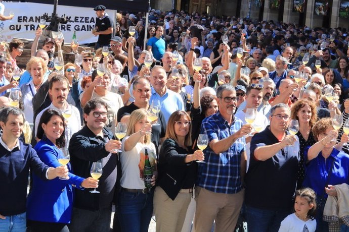 Miles de personas participan en el XXXVII Sagardo Eguna de San Sebastián