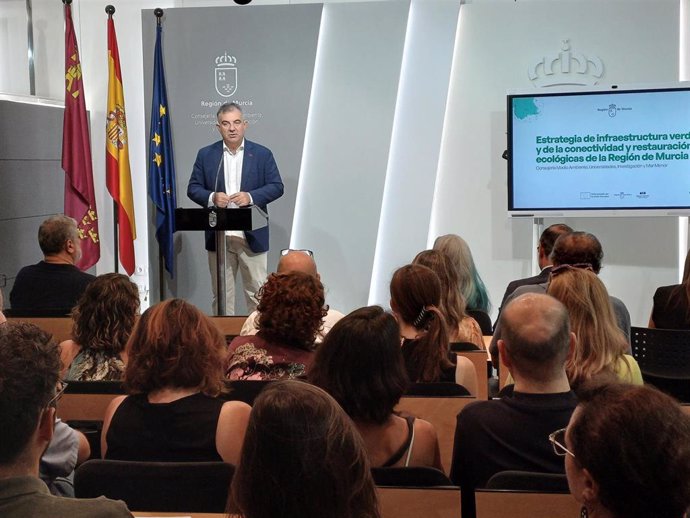 El consejero de Medio Ambiente, Universidades, Investigación y Mar menor, Juan María Vázquez, presentó en julio el inicio del proceso de elaboración de la Estrategia Regional de Infraestructura Verde, Conectividad y Restauración Ecológica.