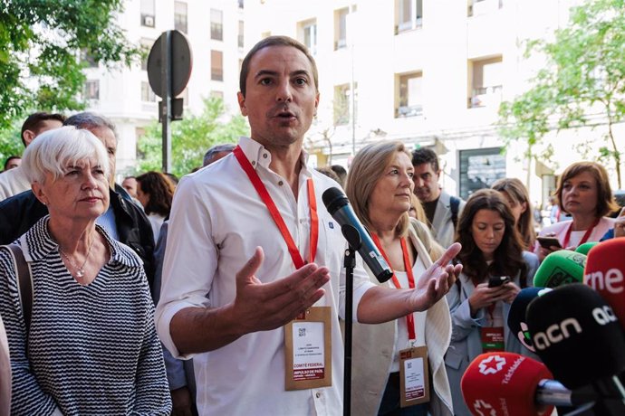 El secretario general del PSOE-M, Juan Lobato, atiende a los medios de comunicación a su llegada a la reunión del Comité Federal del PSOE, en la sede federal del PSOE, a 7 de septiembre de 2024, en Madrid (España). Sánchez ha presidido hoy la reunión del 