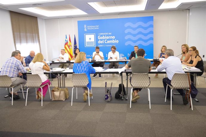 El 'president' de la Generalitat, Carlos Mazón, y los consellers en las 'I Jornadas del Gobierno del Cambio', en Gandia (Valencia)