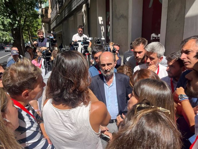 Javier Lambán atiende a los medios a la salida del Comité Federal del PSOE