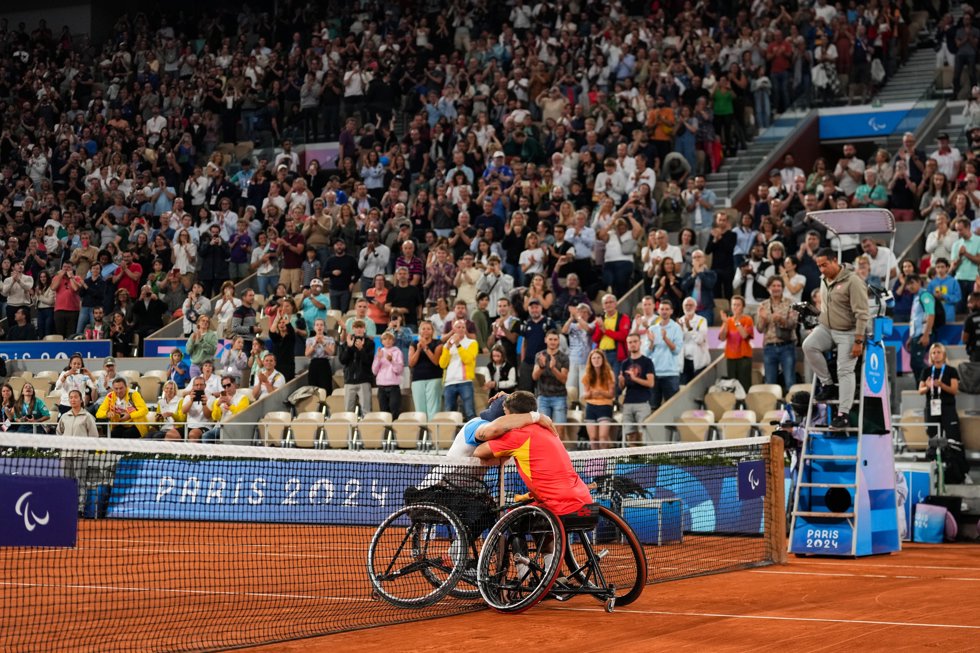 Martín de la Puente se abraza con el argentino Gustavo Fernández tras perder el partido por el bronce en el tenis en silla de Paris 2024