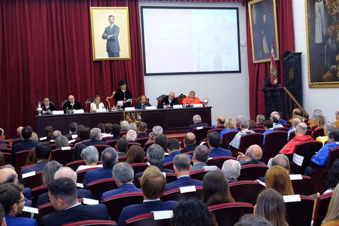 El rector de la Universidad de Sevilla, Miguel Ángel Castro, este sábado durante el acto de apertura del curso académico.