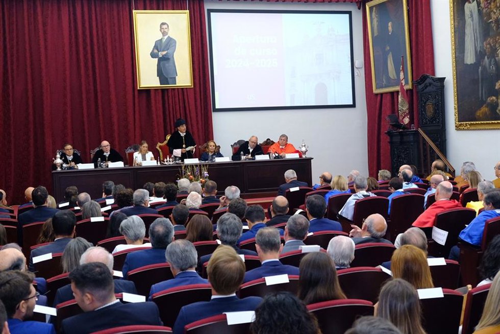 El rector de la Universidad de Sevilla, Miguel Ángel Castro, este sábado durante el acto de apertura del curso académico.
