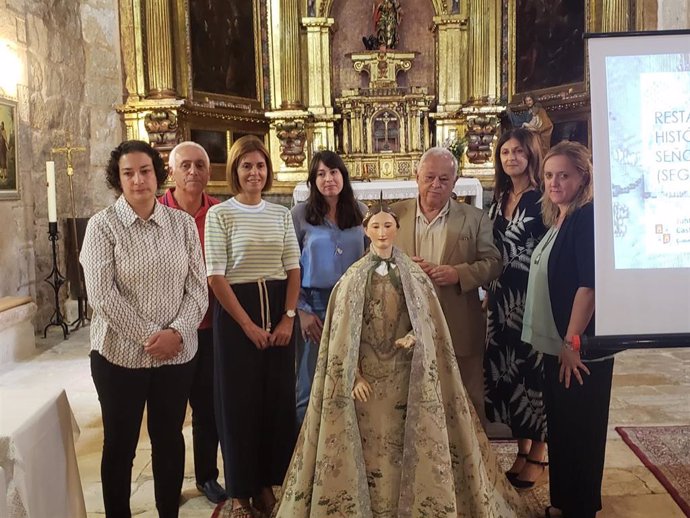 La alcaldesa de La Losa, Mercedes Otero (izda); el delegado diocesano, José María Rubio; la diputada provincial Magdalena Rodríguez; la restauradora Eva González; la delegada de la Junta, Raquel Alonso, y la representante de la parroquia.