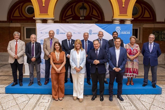 La alcaldesa de Huelva, Pilar Miranda, recibe a los consejos de hermandades de Semana Santa de las capitales andaluzas