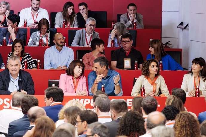 (I-D) El secretario de Organización del PSOE, Santos Cerdán; la presidenta del PSOE, Cristina Narbona, el presidente del Gobierno y Secretario General del PSOE, Pedro Sánchez; la vicesecretaria general del PSOE, vicepresidenta primera del Gobierno y minis