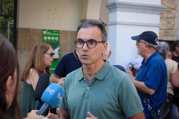 El diputado de Vox en el Parlament, Manuel Acosta, en una atención a los medios en Cerdanyola del Vallès (Barcelona)