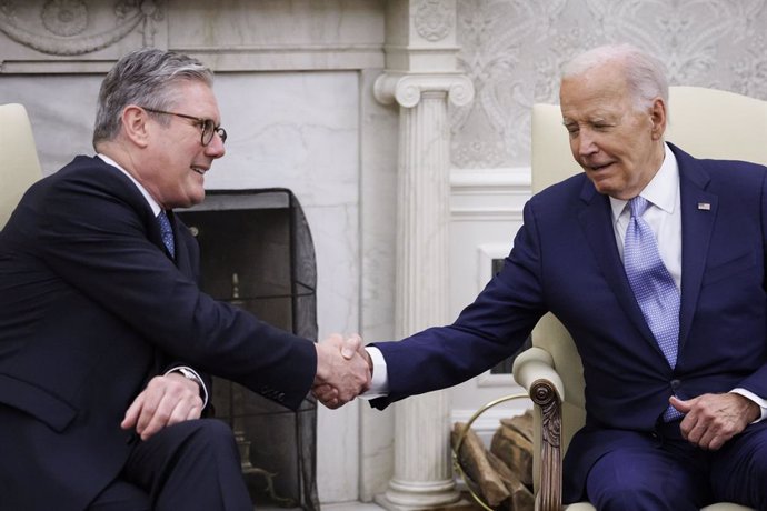 Archivo - July 10, 2024, Washington, District Of Columbia, USA: United States President Joe Biden and Keir Starmer, UK prime minister, shake hands during a bilateral meeting in the Oval Office of the White House in Washington, DC, US, on Wednesday, July 1