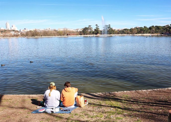 Archivo - Varias personas disfrutan del buen tiempo en la Casa de Campo, a 19 de marzo de 2023, en Madrid (España). A falta de un día para que comience la primavera.