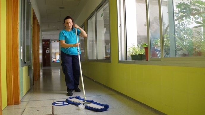 Personal realiza trabajos de limpieza en un centro público.