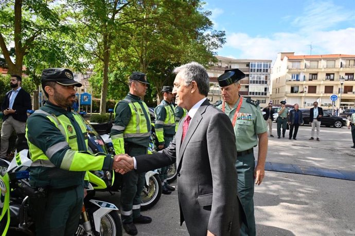 El director general de la Guardia Civil , Leonardo Marcos, saluda a agentes del operativo de La Vuelta.