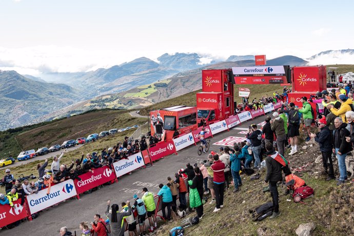 Eddie Dunbar (Jayco AlUla) cruza la meta de la etapa 20 en la Vuelta a España 2024.