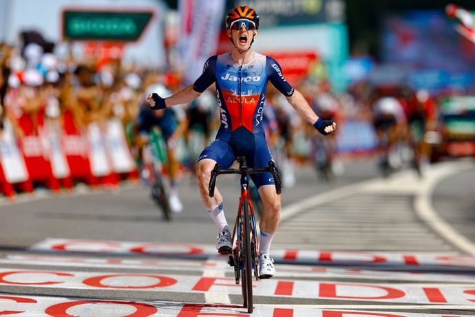 Eddie Dunbar celebra la victoria en la etapa 11 de La Vuelta 2024