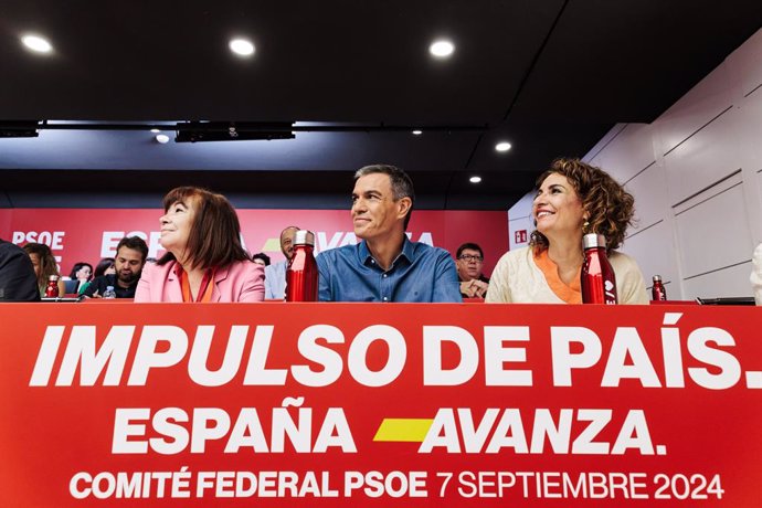 (I-D) La presidenta del PSOE, Cristina Narbona, el president del Govern i Secretari General del PSOE, Pedro Sánchez i la sotssecretària general del PSOE, vice-presidenta primera del Govern i ministra d'Hisenda, María Jesús Montero, durant la reuni