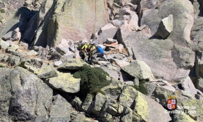 Rescatado un escalador herido en el risco de Las Hoyuelas, en Gredos (Ávila).